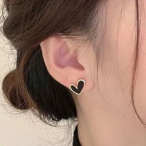 Black heart stud earrings